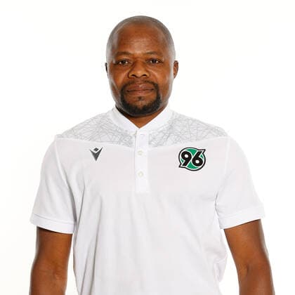 Zeugwart Raymond Saka - Porträttermin Hannover 96, GER, Fussball, Fußball, 2021 2022, 2. Bundesliga, 2.BL, 2. BL, Porträt, Studio, Shooting, Studioshooting; Foto via: Hannover96
