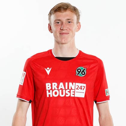 Maximilian Beier - Porträttermin Hannover 96, GER, Fussball, Fußball, 2021 2022, 2. Bundesliga, 2.BL, 2. BL, Porträt, Studio, Shooting, Studioshooting; Foto via: Hannover96