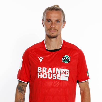 Niklas Hult - Porträttermin Hannover 96, GER, Fussball, Fußball, 2021 2022, 2. Bundesliga, 2.BL, 2. BL, Porträt, Studio, Shooting, Studioshooting; Foto via: Hannover96