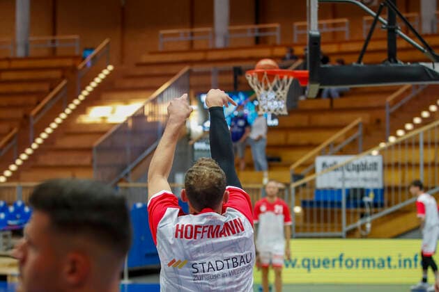 GER, Crailsheim, Arena Hohenlohe, 25.09.2021, emspor, emonline, despor, deonline, HAKRO Merlins Crailsheim vs. s.Oliver Würzburg, easyCredit BBL, 1. Spieltag Bild: Felix Hoffmann (s.Oliver Wuerzburg) wirft sich warm Copyright: HMBxMedia JulienxBecker