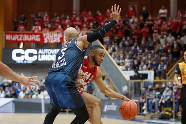 GER, Crailsheim, Arena Hohenlohe, 25.09.2021, emspor, emonline, despor, deonline, HAKRO Merlins Crailsheim vs. s.Oliver Würzburg, easyCredit BBL, 1. Spieltag Bild: v. l. Fabian Bleck (HAKRO Merlins Crailsheim) gegen Cameron Hunt (s.Oliver Wuerzburg) Copyright: HMBxMedia JulienxBecker