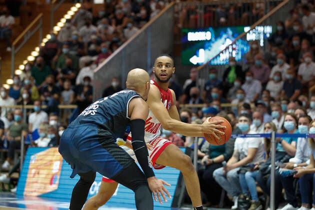 GER, Crailsheim, Arena Hohenlohe, 25.09.2021, emspor, emonline, despor, deonline, HAKRO Merlins Crailsheim vs. s.Oliver Würzburg, easyCredit BBL, 1. Spieltag Bild: v. l. Fabian Bleck (HAKRO Merlins Crailsheim) gegen Cameron Hunt (s.Oliver Wuerzburg) Copyright: HMBxMedia JulienxBecker