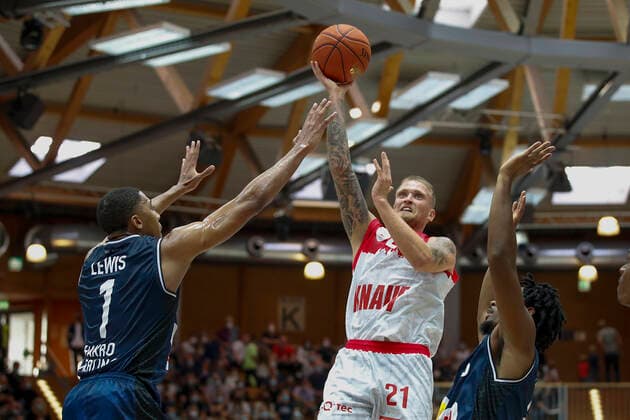 GER, Crailsheim, Arena Hohenlohe, 25.09.2021, emspor, emonline, despor, deonline, HAKRO Merlins Crailsheim vs. s.Oliver Würzburg, easyCredit BBL, 1. Spieltag Bild: v. l. Jaren Lewis (HAKRO Merlins Crailsheim), Aigars Skele (s.Oliver Wuerzburg) und Terrell Harris (HAKRO Merlins Crailsheim) Copyright: HMBxMedia JulienxBecker