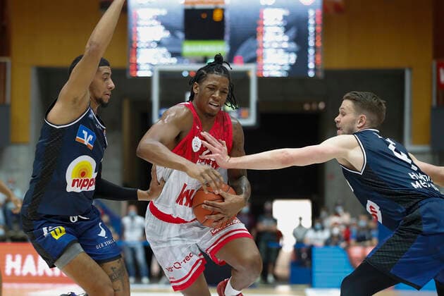GER, Crailsheim, Arena Hohenlohe, 25.09.2021, emspor, emonline, despor, deonline, HAKRO Merlins Crailsheim vs. s.Oliver Würzburg, easyCredit BBL, 1. Spieltag Bild: v. l. Jared Savage (HAKRO Merlins Crailsheim), Desi Rodriguez (s.Oliver Wuerzburg) und Fabian Bleck (HAKRO Merlins Crailsheim) Copyright: HMBxMedia JulienxBecker