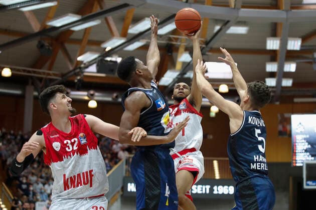 GER, Crailsheim, Arena Hohenlohe, 25.09.2021, emspor, emonline, despor, deonline, HAKRO Merlins Crailsheim vs. s.Oliver Würzburg, easyCredit BBL, 1. Spieltag Bild: v. l. Nicolas Carvacho (s.Oliver Wuerzburg), Richmond Aririguzoh (HAKRO Merlins Crailsheim), Cameron Hunt (s.Oliver Wuerzburg) und Aleksa Kovacevic (HAKRO Merlins Crailsheim) Copyright: HMBxMedia JulienxBecker