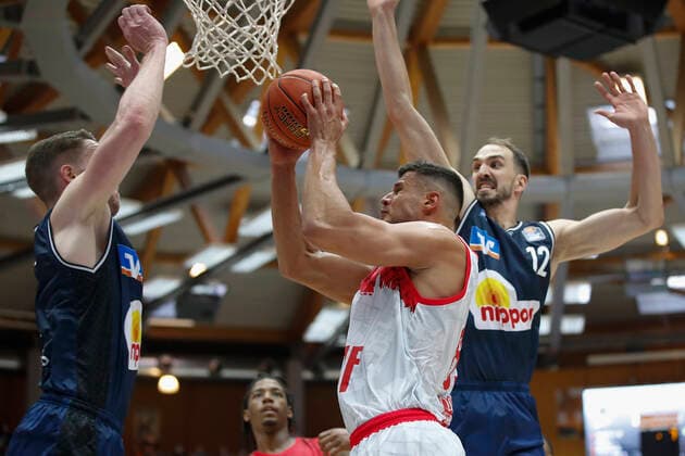 GER, Crailsheim, Arena Hohenlohe, 25.09.2021, emspor, emonline, despor, deonline, HAKRO Merlins Crailsheim vs. s.Oliver Würzburg, easyCredit BBL, 1. Spieltag Bild: v. l. Fabian Bleck (HAKRO Merlins Crailsheim), Filip Stanic (s.Oliver Wuerzburg) und Dejan Kovacevic (HAKRO Merlins Crailsheim) Copyright: HMBxMedia JulienxBecker