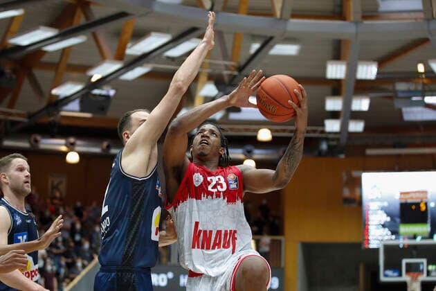 GER, Crailsheim, Arena Hohenlohe, 25.09.2021, emspor, emonline, despor, deonline, HAKRO Merlins Crailsheim vs. s.Oliver Würzburg, easyCredit BBL, 1. Spieltag Bild: v. l. Dejan Kovacevic (HAKRO Merlins Crailsheim) gegen Desi Rodriguez (s.Oliver Wuerzburg) Copyright: HMBxMedia JulienxBecker