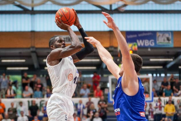 GER, Basketball, Bundesliga, Maenner, 2021 2022, 1. Spieltag, Syntainics MBC - MLP Academics Heidelberg, 25.09.2021, v.l.: Shyron Ely (Heidelberg, 5), Johannes Richter (MBC, 8). GER, Basketball, Bundesliga, Maenner, 2021 2022, 1. Spieltag, Syntainics MBC - MLP Academics Heidelberg, 25.09.2021, Weissenfels