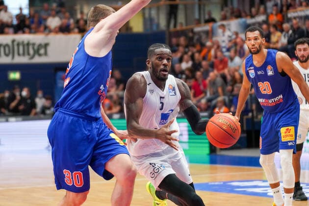 GER, Basketball, Bundesliga, Maenner, 2021 2022, 1. Spieltag, Syntainics MBC - MLP Academics Heidelberg, 25.09.2021, v.l.: Jakub Garbacz (MBC, 30), Shyron Ely (Heidelberg, 5), Jamel Morris (MBC, 20). GER, Basketball, Bundesliga, Maenner, 2021 2022, 1. Spieltag, Syntainics MBC - MLP Academics Heidelberg, 25.09.2021, Weissenfels