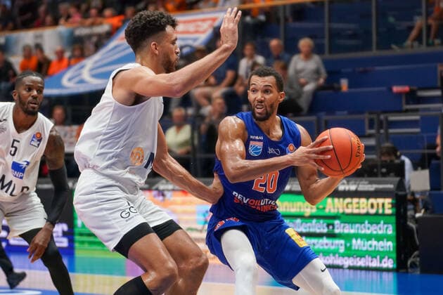 GER, Basketball, Bundesliga, Maenner, 2021 2022, 1. Spieltag, Syntainics MBC - MLP Academics Heidelberg, 25.09.2021, v.l.: Brekkott Chapman (Heidelberg, 1), Jamel Morris (MBC, 20). GER, Basketball, Bundesliga, Maenner, 2021 2022, 1. Spieltag, Syntainics MBC - MLP Academics Heidelberg, 25.09.2021, Weissenfels