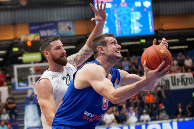GER, Basketball, Bundesliga, Maenner, 2021 2022, 1. Spieltag, Syntainics MBC - MLP Academics Heidelberg, 25.09.2021, v.l.: Phillipp Heyden (Heidelberg, 22), Johannes Richter (MBC, 8). GER, Basketball, Bundesliga, Maenner, 2021 2022, 1. Spieltag, Syntainics MBC - MLP Academics Heidelberg, 25.09.2021, Weissenfels