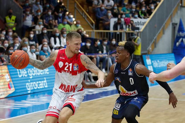 GER, Crailsheim, Arena Hohenlohe, 25.09.2021, emspor, emonline, despor, deonline, HAKRO Merlins Crailsheim vs. s.Oliver Würzburg, easyCredit BBL, 1. Spieltag Bild: v. l. Aigars Skele (s.Oliver Wuerzburg) gegen T. J. Shorts (HAKRO Merlins Crailsheim) Copyright: HMBxMedia JulienxBecker