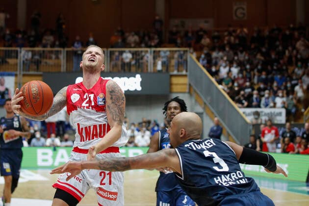 GER, Crailsheim, Arena Hohenlohe, 25.09.2021, emspor, emonline, despor, deonline, HAKRO Merlins Crailsheim vs. s.Oliver Würzburg, easyCredit BBL, 1. Spieltag Bild: v. l. Aigars Skele (s.Oliver Wuerzburg) gegen Maurice Stuckey (HAKRO Merlins Crailsheim) Copyright: HMBxMedia JulienxBecker