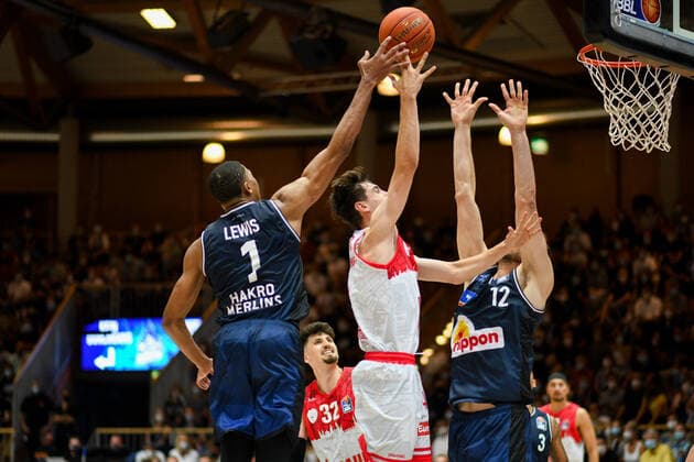 Julius Boehmer (s.Oliver Wuerzburg) im Zweikampf mit Jaren Lewis (Merlins Crailsheim), Dejan Kovacevic (Merlins Crailsheim), GER, HAKRO Merlins Crailsheim vs. s.Oliver Wuerzburg, 25.09.2021, 1. Spieltag easycredit Basketball Bundesliga, Spielzeit 2021 2022. GER, HAKRO Merlins Crailsheim vs. s.Oliver Wuerzburg, 25.09.2021, 1. Spieltag easycredit Basketball Bundesliga, Spielzeit 2021 2022 Crailsheim Copyright: xEibner MichaelxMemmlerx EP_MMR