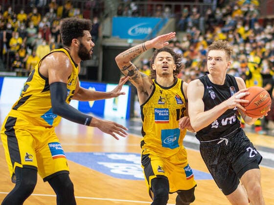 Yoeli Childs (MHP Riesen Ludwigsburg, 22), Jonah Radebaugh (MHP Riesen Ludwigsburg, 12), Justus Hollatz (Hamburg Towers, 21), MHP Riesen vs. Hamburg Towers, Basketball, Bundesliga, easyCredit BBL, 1. Spieltag, Game-ID 25943, Spielzeit 2021 2022, 25.09.2021, MHP Riesen vs. Hamburg Towers, Basketball, Bundesliga, easyCredit BBL, 1. Spieltag, Game-ID 25943, Spielzeit 2021 2022, 25.09.2021 Ludwigsburg Copyright: xEibner-Pressefoto SaschaxWaltherx EP_swa