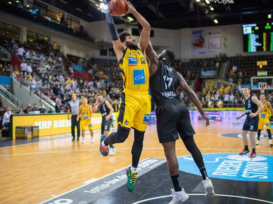 Yoeli Childs (MHP Riesen Ludwigsburg, 22), Eddy Edigin (Hamburg Towers, 20), MHP Riesen vs. Hamburg Towers, Basketball, Bundesliga, easyCredit BBL, 1. Spieltag, Game-ID 25943, Spielzeit 2021 2022, 25.09.2021, MHP Riesen vs. Hamburg Towers, Basketball, Bundesliga, easyCredit BBL, 1. Spieltag, Game-ID 25943, Spielzeit 2021 2022, 25.09.2021 Ludwigsburg Copyright: xEibner-Pressefoto SaschaxWaltherx EP_swa