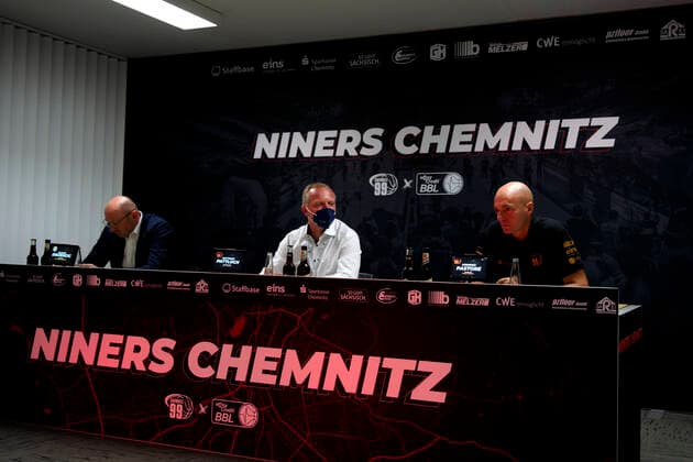 25.09.2021, easyCredit Basketball Bundesliga, BBL, Saison 2021 2022, Herren, Chemnitz Niners - EWE Baskets Oldenburg Mladen Drijencic (Headcoach), EWE Baskets Oldenburg, Matthias Pattoch, Pressespercher Niners Chemnitz, Rodrigo Pastore (Headcoach), Niners Chemnitz Chemnitz Messe Chemnitz Sachsen Germany