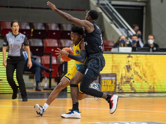 Jaylen Joseph Hands (MHP Riesen Ludwigsburg, 09), Zachary Brown (Hamburg Towers, 01), MHP Riesen vs. Hamburg Towers, Basketball, Bundesliga, easyCredit BBL, 1. Spieltag, Game-ID 25943, Spielzeit 2021 2022, 25.09.2021, MHP Riesen vs. Hamburg Towers, Basketball, Bundesliga, easyCredit BBL, 1. Spieltag, Game-ID 25943, Spielzeit 2021 2022, 25.09.2021 Ludwigsburg Copyright: xEibner-Pressefoto SaschaxWaltherx EP_swa