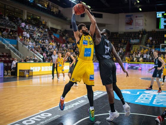 Yoeli Childs (MHP Riesen Ludwigsburg, 22), Eddy Edigin (Hamburg Towers, 20), MHP Riesen vs. Hamburg Towers, Basketball, Bundesliga, easyCredit BBL, 1. Spieltag, Game-ID 25943, Spielzeit 2021 2022, 25.09.2021, MHP Riesen vs. Hamburg Towers, Basketball, Bundesliga, easyCredit BBL, 1. Spieltag, Game-ID 25943, Spielzeit 2021 2022, 25.09.2021 Ludwigsburg Copyright: xEibner-Pressefoto SaschaxWaltherx EP_swa