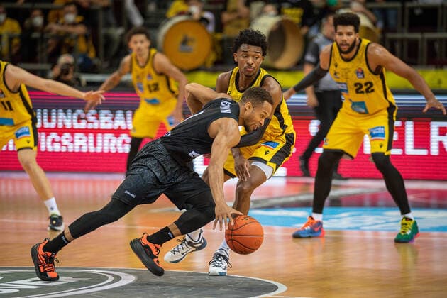 Jaylon Brrown (Hamburg Towers, 00), Jaylen Joseph Hands (MHP Riesen Ludwigsburg, 09), MHP Riesen vs. Hamburg Towers, Basketball, Bundesliga, easyCredit BBL, 1. Spieltag, Game-ID 25943, Spielzeit 2021 2022, 25.09.2021, MHP Riesen vs. Hamburg Towers, Basketball, Bundesliga, easyCredit BBL, 1. Spieltag, Game-ID 25943, Spielzeit 2021 2022, 25.09.2021 Ludwigsburg Copyright: xEibner-Pressefoto SaschaxWaltherx EP_swa