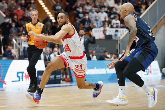 GER, Crailsheim, Arena Hohenlohe, 25.09.2021, emspor, emonline, despor, deonline, HAKRO Merlins Crailsheim vs. s.Oliver Würzburg, easyCredit BBL, 1. Spieltag Bild: v. l. Cameron Hunt (s.Oliver Wuerzburg) gegen Maurice Stuckey (HAKRO Merlins Crailsheim) Copyright: HMBxMedia JulienxBecker