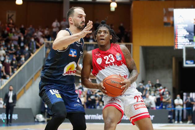 GER, Crailsheim, Arena Hohenlohe, 25.09.2021, emspor, emonline, despor, deonline, HAKRO Merlins Crailsheim vs. s.Oliver Würzburg, easyCredit BBL, 1. Spieltag Bild: v. l. Dejan Kovacevic (HAKRO Merlins Crailsheim) gegen Desi Rodriguez (s.Oliver Wuerzburg) Copyright: HMBxMedia JulienxBecker