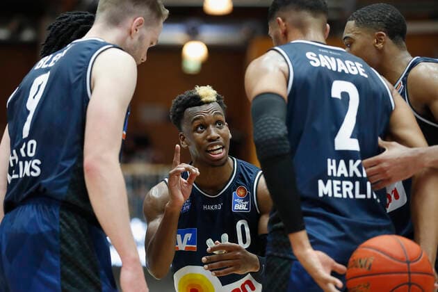 Sport Bilder des Tages GER, Crailsheim, Arena Hohenlohe, 25.09.2021, emspor, emonline, despor, deonline, HAKRO Merlins Crailsheim vs. s.Oliver Würzburg, easyCredit BBL, 1. Spieltag Bild: T. J. Shorts (HAKRO Merlins Crailsheim) gibt Anweisungen an seine Mitspieler Copyright: HMBxMedia JulienxBecker