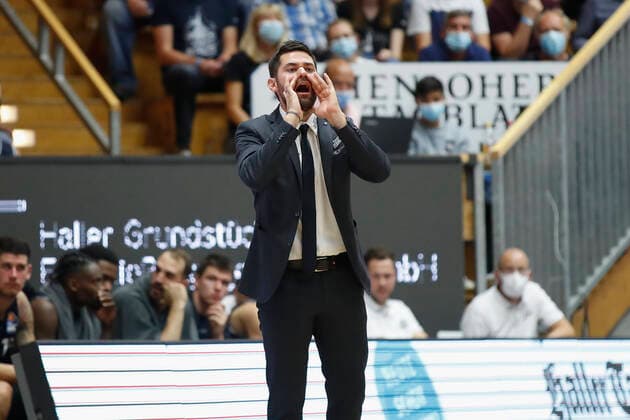 GER, Crailsheim, Arena Hohenlohe, 25.09.2021, emspor, emonline, despor, deonline, HAKRO Merlins Crailsheim vs. s.Oliver Würzburg, easyCredit BBL, 1. Spieltag Bild: Head-Coach Sebastian Gleim (HAKRO Merlins Crailsheim) gibt seinen Spielern Anweisungen Copyright: HMBxMedia JulienxBecker