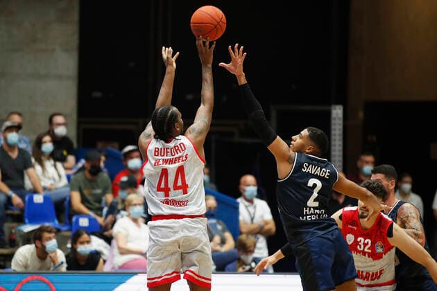 GER, Crailsheim, Arena Hohenlohe, 25.09.2021, emspor, emonline, despor, deonline, HAKRO Merlins Crailsheim vs. s.Oliver Würzburg, easyCredit BBL, 1. Spieltag Bild: v. l. William Buford (s.Oliver Wuerzburg) gegen Jared Savage (HAKRO Merlins Crailsheim) Copyright: HMBxMedia JulienxBecker