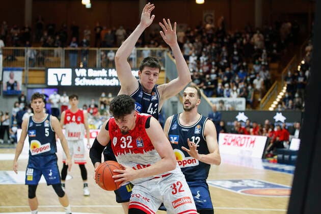 GER, Crailsheim, Arena Hohenlohe, 25.09.2021, emspor, emonline, despor, deonline, HAKRO Merlins Crailsheim vs. s.Oliver Würzburg, easyCredit BBL, 1. Spieltag Bild: v. l. Nicolas Carvacho (s.Oliver Wuerzburg), Matej Zejdl (HAKRO Merlins Crailsheim) und Dejan Kovacevic (HAKRO Merlins Crailsheim) Copyright: HMBxMedia JulienxBecker