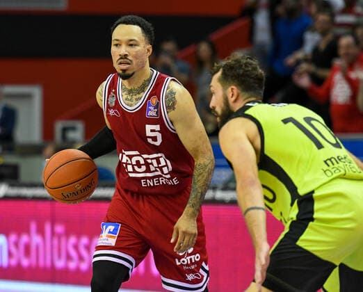 Kyan Anderson, Bastian Doreth 1. Spieltag, Basketball Bundesliga, Basketball Saison 2021 2022, Deutschland, easyCredit BBL, Germany, Giessen 46ers, giessen rot, Herren, Jobstairs GIESSEN 46ers - Medi Bayreuth, Männer, Bayreuth in gelb
