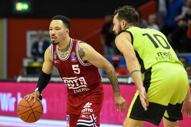 Sport Bilder des Tages Kyan Anderson, Bastian Doreth 1. Spieltag, Basketball Bundesliga, Basketball Saison 2021 2022, Deutschland, easyCredit BBL, Germany, Giessen 46ers, giessen rot, Herren, Jobstairs GIESSEN 46ers - Medi Bayreuth, Männer, Bayreuth in gelb