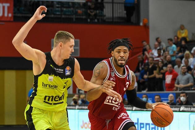 Janari Joesaar, Brayon Blake 1. Spieltag, Basketball Bundesliga, Basketball Saison 2021 2022, Deutschland, easyCredit BBL, Germany, Giessen 46ers, giessen rot, Herren, Jobstairs GIESSEN 46ers - Medi Bayreuth, Männer, Bayreuth in gelb