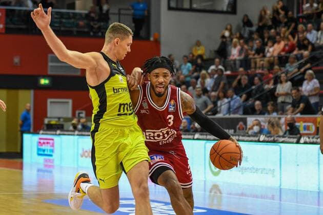 Janari Joesaar, Brayon Blake 1. Spieltag, Basketball Bundesliga, Basketball Saison 2021 2022, Deutschland, easyCredit BBL, Germany, Giessen 46ers, giessen rot, Herren, Jobstairs GIESSEN 46ers - Medi Bayreuth, Männer, Bayreuth in gelb