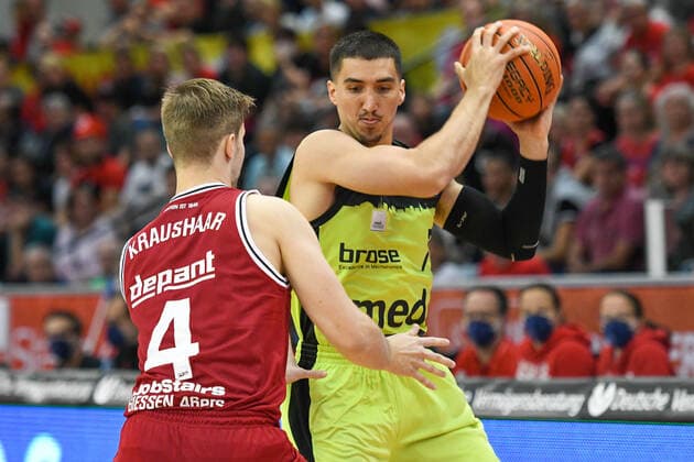 Bjarne Kraushaar, Philip Jalalpoor 1. Spieltag, Basketball Bundesliga, Basketball Saison 2021 2022, Deutschland, easyCredit BBL, Germany, Giessen 46ers, giessen rot, Herren, Jobstairs GIESSEN 46ers - Medi Bayreuth, Männer, Bayreuth in gelb