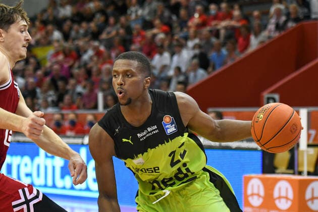 Dennis Nawrocki, Cameron Wells 1. Spieltag, Basketball Bundesliga, Basketball Saison 2021 2022, Deutschland, easyCredit BBL, Germany, Giessen 46ers, giessen rot, Herren, Jobstairs GIESSEN 46ers - Medi Bayreuth, Männer, Bayreuth in gelb