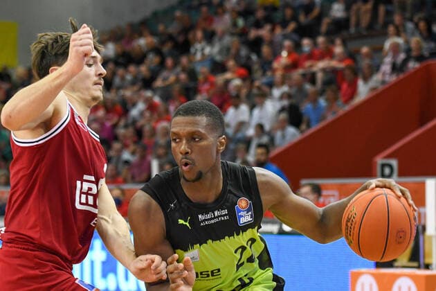 Dennis Nawrocki, Cameron Wells 1. Spieltag, Basketball Bundesliga, Basketball Saison 2021 2022, Deutschland, easyCredit BBL, Germany, Giessen 46ers, giessen rot, Herren, Jobstairs GIESSEN 46ers - Medi Bayreuth, Männer, Bayreuth in gelb