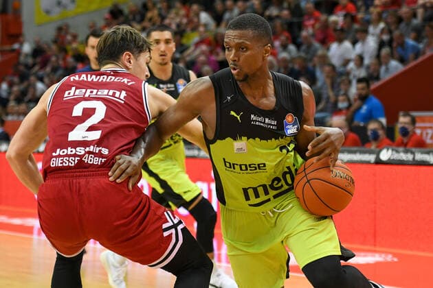 Dennis Nawrocki, Cameron Wells 1. Spieltag, Basketball Bundesliga, Basketball Saison 2021 2022, Deutschland, easyCredit BBL, Germany, Giessen 46ers, giessen rot, Herren, Jobstairs GIESSEN 46ers - Medi Bayreuth, Männer, Bayreuth in gelb