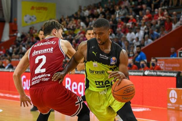 Dennis Nawrocki, Cameron Wells 1. Spieltag, Basketball Bundesliga, Basketball Saison 2021 2022, Deutschland, easyCredit BBL, Germany, Giessen 46ers, giessen rot, Herren, Jobstairs GIESSEN 46ers - Medi Bayreuth, Männer, Bayreuth in gelb