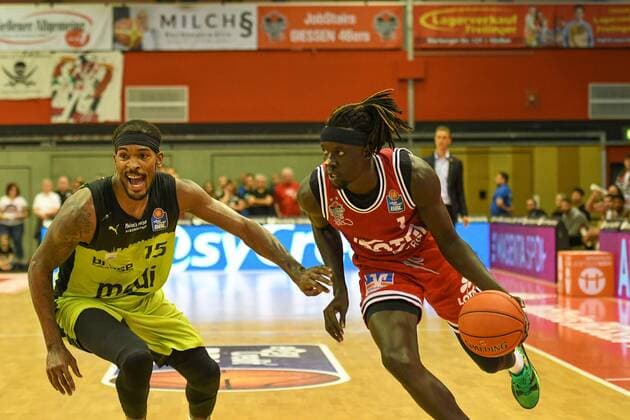 Terry Allen, Nuni Omot 1. Spieltag, Basketball Bundesliga, Basketball Saison 2021 2022, Deutschland, easyCredit BBL, Germany, Giessen 46ers, giessen rot, Herren, Jobstairs GIESSEN 46ers - Medi Bayreuth, Männer, Bayreuth in gelb