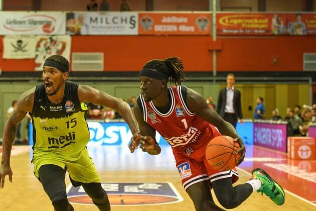 Terry Allen, Nuni Omot 1. Spieltag, Basketball Bundesliga, Basketball Saison 2021 2022, Deutschland, easyCredit BBL, Germany, Giessen 46ers, giessen rot, Herren, Jobstairs GIESSEN 46ers - Medi Bayreuth, Männer, Bayreuth in gelb