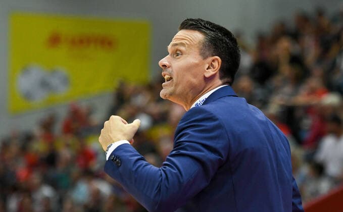 Raoul Korner 1. Spieltag, Basketball Bundesliga, Basketball Saison 2021 2022, Deutschland, easyCredit BBL, Germany, Giessen 46ers, giessen rot, Herren, Jobstairs GIESSEN 46ers - Medi Bayreuth, Männer, Bayreuth in gelb