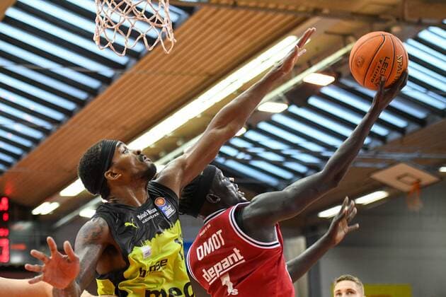 Terry Allen, Nuni Omot 1. Spieltag, Basketball Bundesliga, Basketball Saison 2021 2022, Deutschland, easyCredit BBL, Germany, Giessen 46ers, giessen rot, Herren, Jobstairs GIESSEN 46ers - Medi Bayreuth, Männer, Bayreuth in gelb