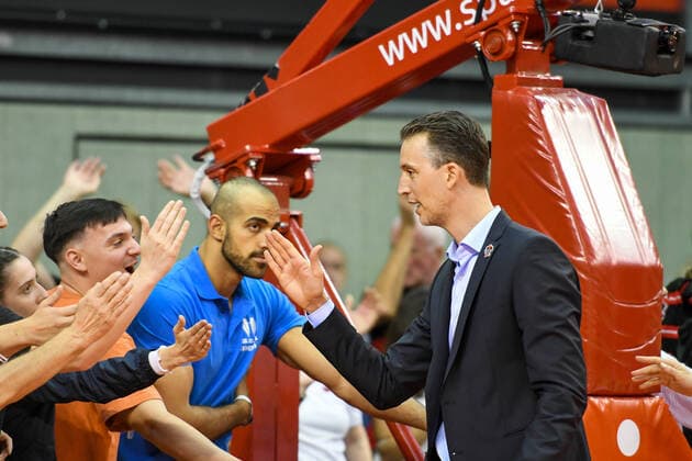 Pete Strobl jubelt 1. Spieltag, Basketball Bundesliga, Basketball Saison 2021 2022, Deutschland, easyCredit BBL, Germany, Giessen 46ers, giessen rot, Herren, Jobstairs GIESSEN 46ers - Medi Bayreuth, Männer, Bayreuth in gelb