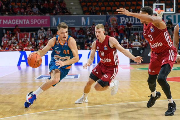 Fedor Zugic (ratiopharm Ulm, 44) gegen Ognjen Jaramaz (FC Bayern Muenchen Basketball, 10) und Augustine Rubit (FC Bayern Muenchen Basketball, 21). FC Bayern Muenchen gegen ratiopharm Ulm, Basketball, BBL, 1. Spieltag, Saison 2021 2022, 26.09.2021. FC Bayern Muenchen gegen ratiopharm Ulm, Basketball, BBL, 1. Spieltag, Saison 2021 2022, 26.09.2021 Muenchen Copyright: xEibnerxPressefotox xHeikexFeinerx EP_HFR