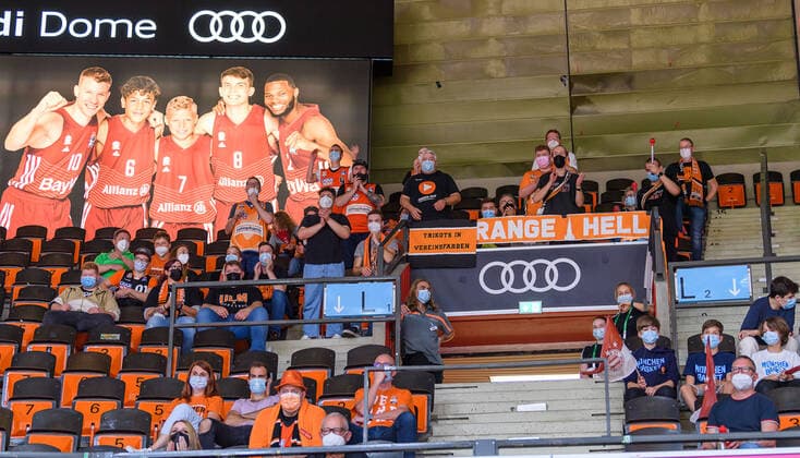 Ulmer Fans im Audi-Dome. FC Bayern Muenchen gegen ratiopharm Ulm, Basketball, BBL, 1. Spieltag, Saison 2021 2022, 26.09.2021. FC Bayern Muenchen gegen ratiopharm Ulm, Basketball, BBL, 1. Spieltag, Saison 2021 2022, 26.09.2021 Muenchen Copyright: xEibnerxPressefotox xHeikexFeinerx EP_HFR