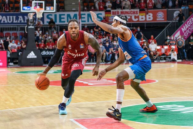 Deshaun Thomas (FC Bayern Muenchen Basketball, 1) gegen Justin Simon (ratiopharm Ulm, 8). FC Bayern Muenchen gegen ratiopharm Ulm, Basketball, BBL, 1. Spieltag, Saison 2021 2022, 26.09.2021. FC Bayern Muenchen gegen ratiopharm Ulm, Basketball, BBL, 1. Spieltag, Saison 2021 2022, 26.09.2021 Muenchen Copyright: xEibnerxPressefotox xHeikexFeinerx EP_HFR