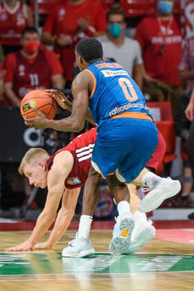Semaj Christon (ratiopharm Ulm, 0) gegen Ognjen Jaramaz (FC Bayern Muenchen Basketball, 10). FC Bayern Muenchen gegen ratiopharm Ulm, Basketball, BBL, 1. Spieltag, Saison 2021 2022, 26.09.2021. FC Bayern Muenchen gegen ratiopharm Ulm, Basketball, BBL, 1. Spieltag, Saison 2021 2022, 26.09.2021 Muenchen Copyright: xEibnerxPressefotox xHeikexFeinerx EP_HFR