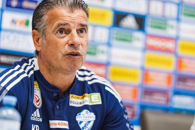 26.09.2021, Profertil Arena Hartberg, Hartberg, AUT, 1. FBL, TSV Prolactal Hartberg vs FK Austria Wien, Grunddurchgang, 9. Runde, im Bild Trainer, Kurt Russ (TSV Egger Glas Hartberg) during the Admiral Bundesliga, 9th round match between TSV Prolactal Hartberg and FK Austria Wien at the Profertil Arena Hartberg in Hartberg, Austria on 2021 09 26.