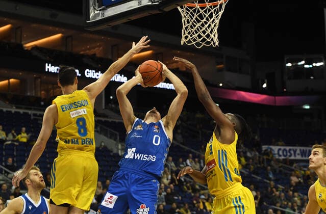 Basketball, Herren, Saison 2021 2022, easyCredit BBL (2. Spieltag), Alba Berlin - Fraport Skyliners Frankfurt, v. l. Marcus Eriksson (Alba Berlin), Lukas Wank (Fraport Skyliners Frankfurt), Jaleen Smith (Alba Berlin), Tim Schneider (Alba Berlin), 28.09. 2021, Copyright: xSebastianxRäppold MatthiasxKochx